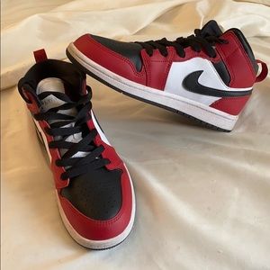 Air jorden 1 mids (size:2y)